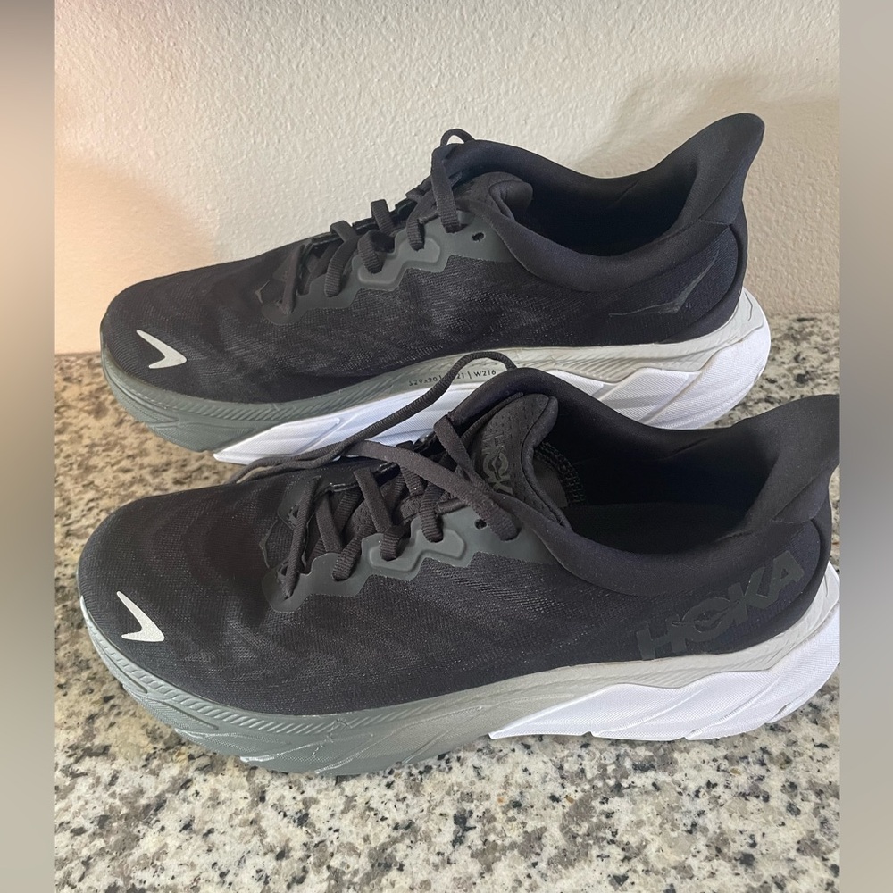 Hoka women’s Arahi 6 running shoes